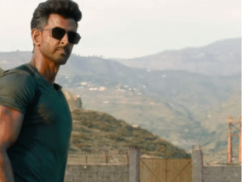 बॉलिवूड अभिनेता हृतिक रोशनला नोटीस:भ्रामक जाहिरात केल्याचा आरोप; ग्राहक न्यायालयाने कोल्ड ड्रिंक कंपनीकडूनही मागितले उत्तर