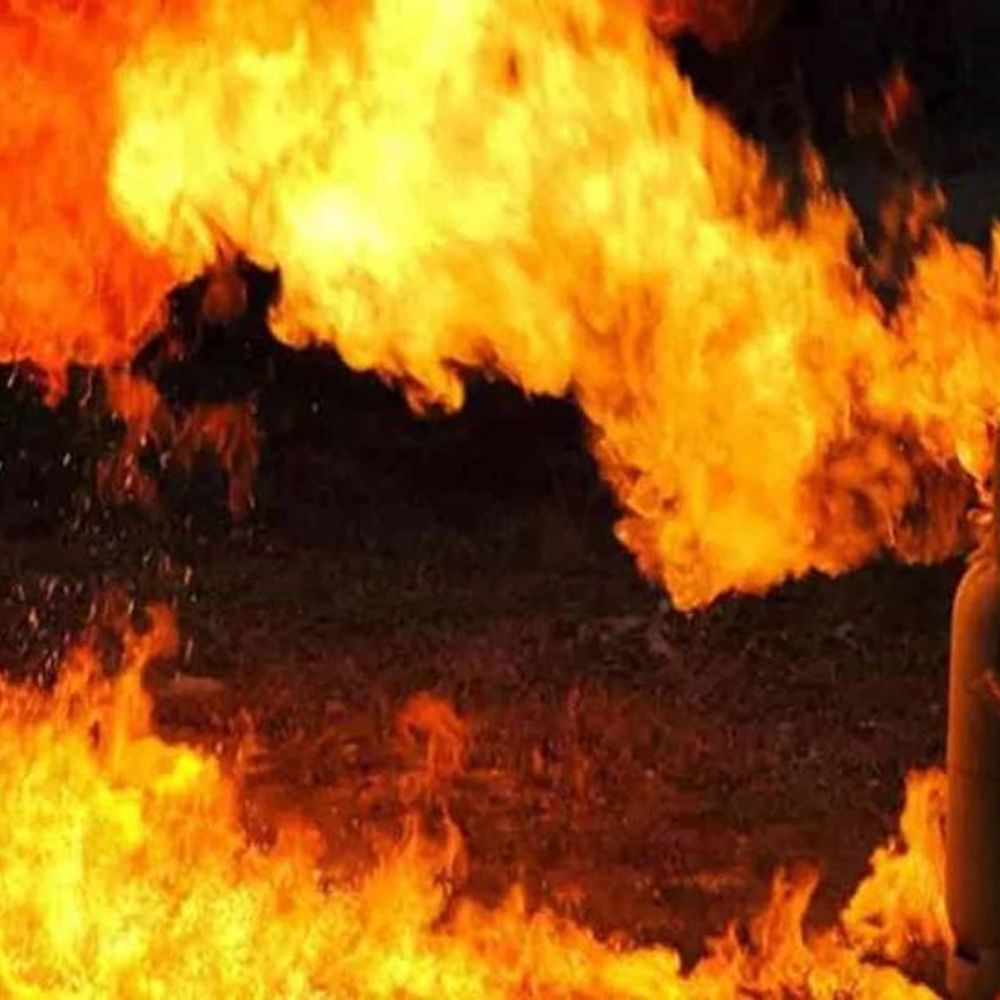 मुंबईच्या सांताक्रूझ येथे सिलिंडर स्फोटामुळे भीषण आग:चौघे गंभीर जखमी; तिघांची प्रकृती चिंताजनक