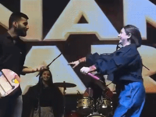 पंजाबी गायिकेला लाईव्ह शोमध्ये फॅनने केले प्रपोज:पोस्टरवर लिहिले होते- माझ्या मम्मीला तू आवडतेस, सुनंदा शर्माने मजेशीर दिले उत्तर