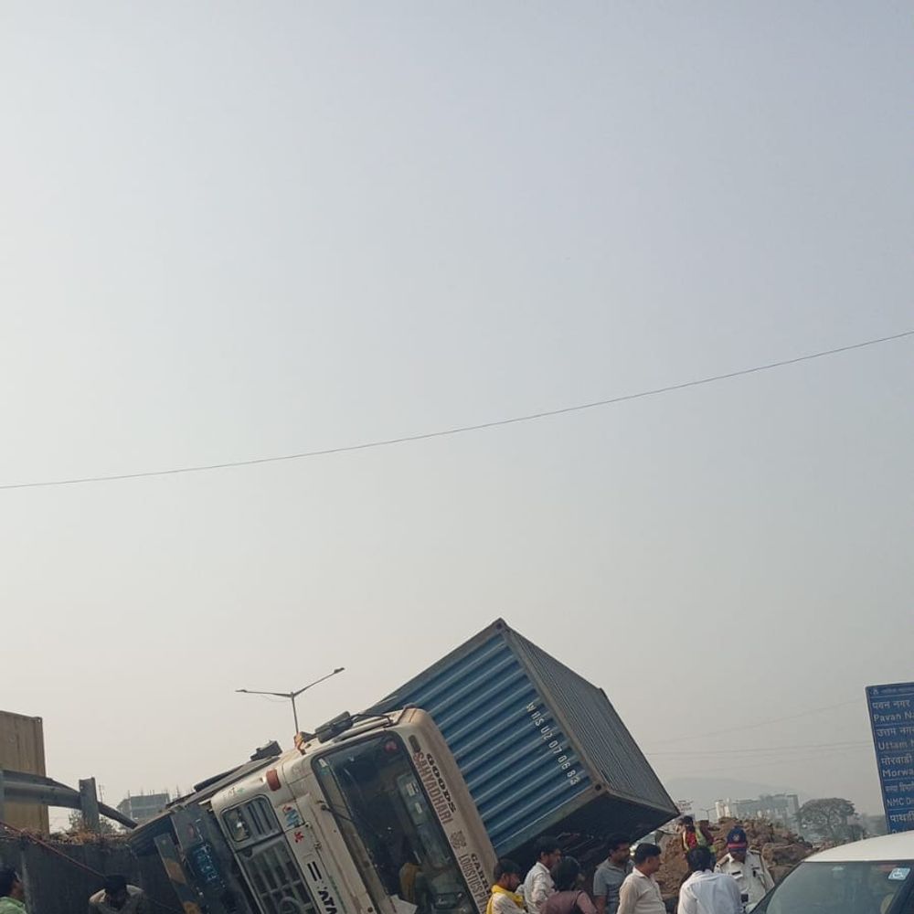 राणेनगर उड्डाणपुलावरून कंटेनर उलटून कोसळला समांतर रस्त्यावर:कामाबाबतचे सूचना फलक चालकाच्या लक्षात न आल्याने ट्रकवरील नियंत्रण सुटले