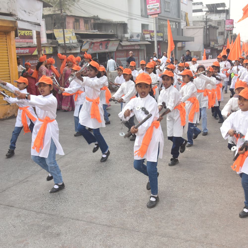 मिरवणुकीमध्ये विद्यार्थ्यांचे लेझीमपथक ठरले लक्षवेधी:पहाटेपासूनच शहरात उत्साहाचे वातावरण
