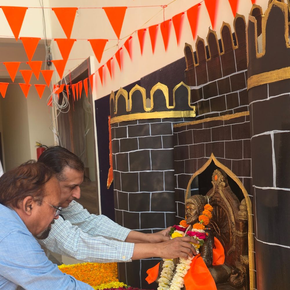 रमेश फिरोदिया महाविद्यालय परिसर घोषणांनी दुमदुमला:कार्यक्रमाची सुरुवात महाविद्यालयाच्या आवारात भव्य मिरवणुकीने