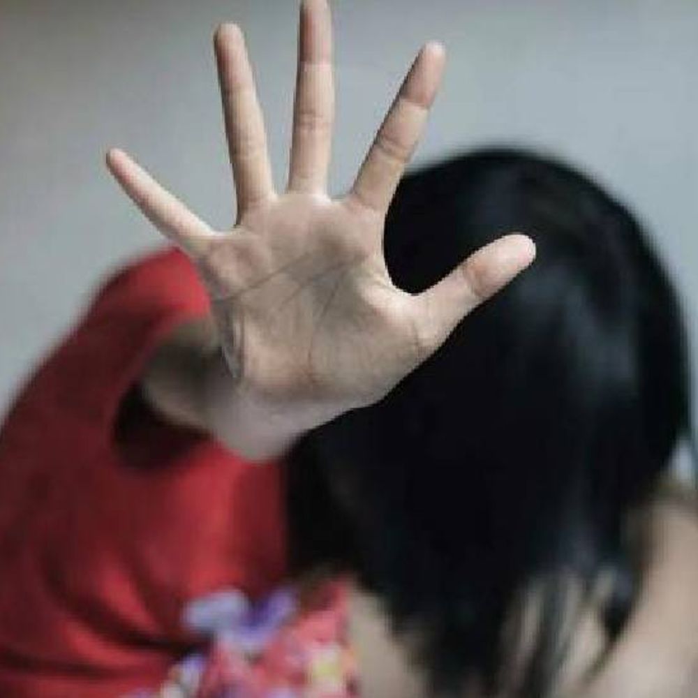 आईच्या मित्राकडून कारमध्ये 13 वर्षीय मुलीवर लैंगिक अत्याचार:शाळेत सोडण्याच्या बहाण्याने सोबत नेले; पॉक्सो कायद्यान्वये गुन्हा दाखल