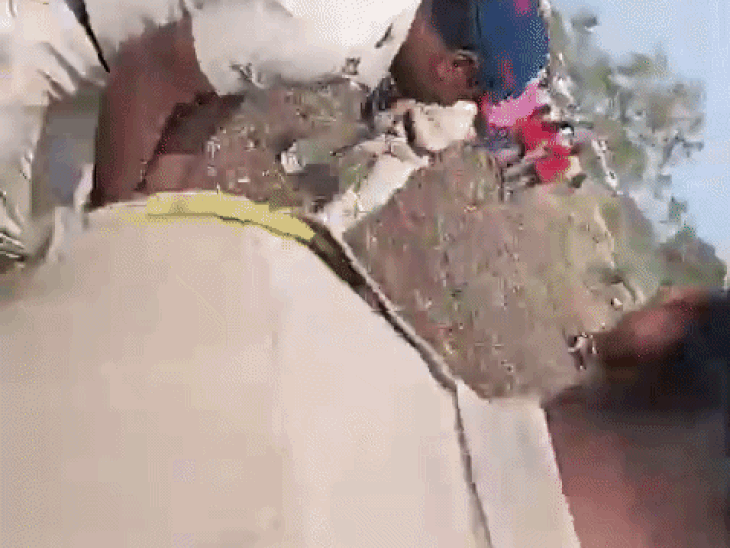 परभणीत शक्तीपीठ महामार्गाला जोरदार विरोध:'गोळ्या घाला अन् जमीन मोजा' म्हणत शेतकरी रस्त्यावर; सहजपूर जवळ्याला पोलिस छावणीचे स्वरूप