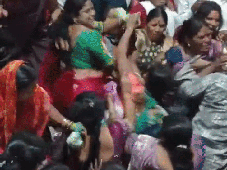 औंढा नागनाथ मंदिर परिसरात रथोत्सवाच्या वेळी महिलांमध्ये फ्रिस्टाईल हाणामारी:पोलिसांनी मंदिरातील फुटेज मागविले