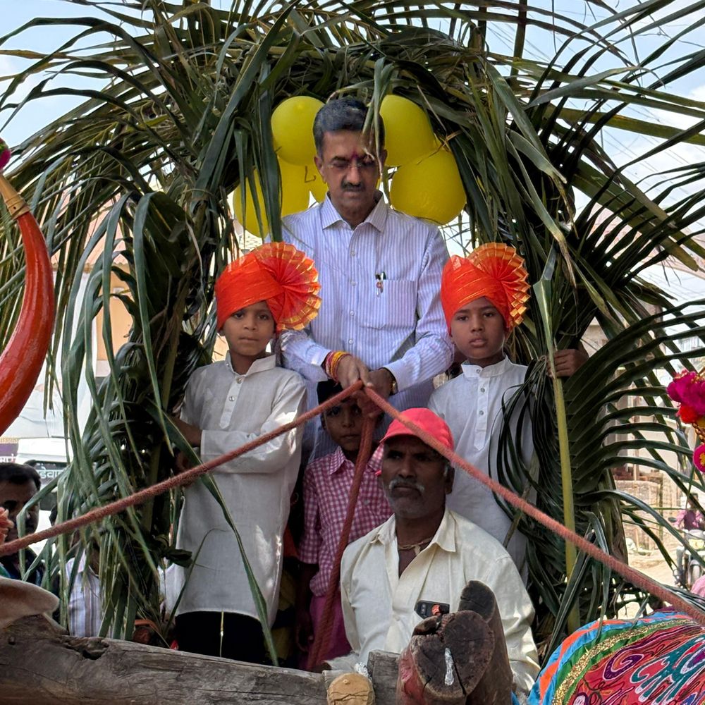 सातारकरांचा नादखुळा!:  चिमुकल्यांची बैलगाडीतून शाळेत एंट्री; सारथी झाले मंत्री शंभूराज देसाई, स्वागतासाठी अवघे गाव आणि वाजंत्री - Kolhapur News