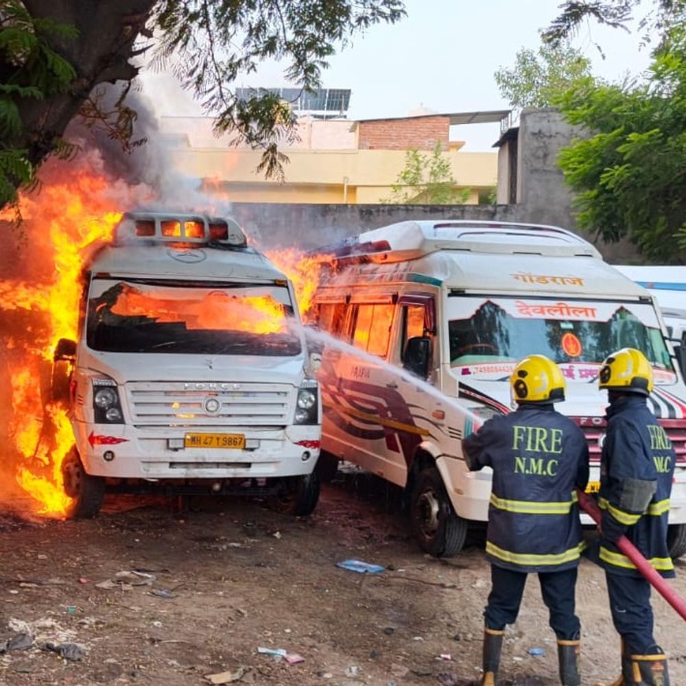 नागपुरात गॅरेजला भीषण आग, 4 गाड्या जळून खाक:  15 लाखांचे नुकसान, आगीचे कारण अस्पष्ट - Nagpur News