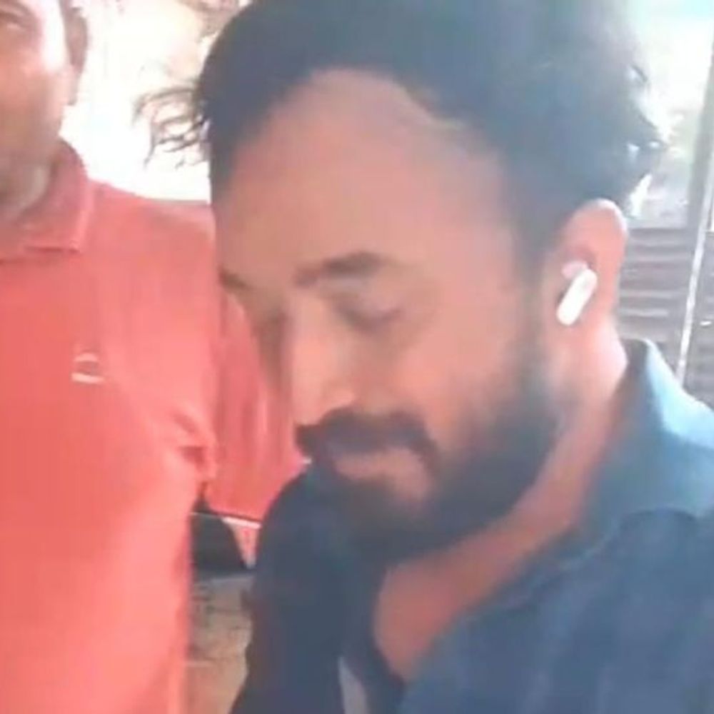 शेलूबाजार येथे तोतया अन्न प्रशासन अधिकाऱ्याचा पर्दाफाश:  कारवाईच्या नावाखाली व्यापाऱ्यांकडून पैशांची मागणी, नागरिकांकडून चोप - Amravati News