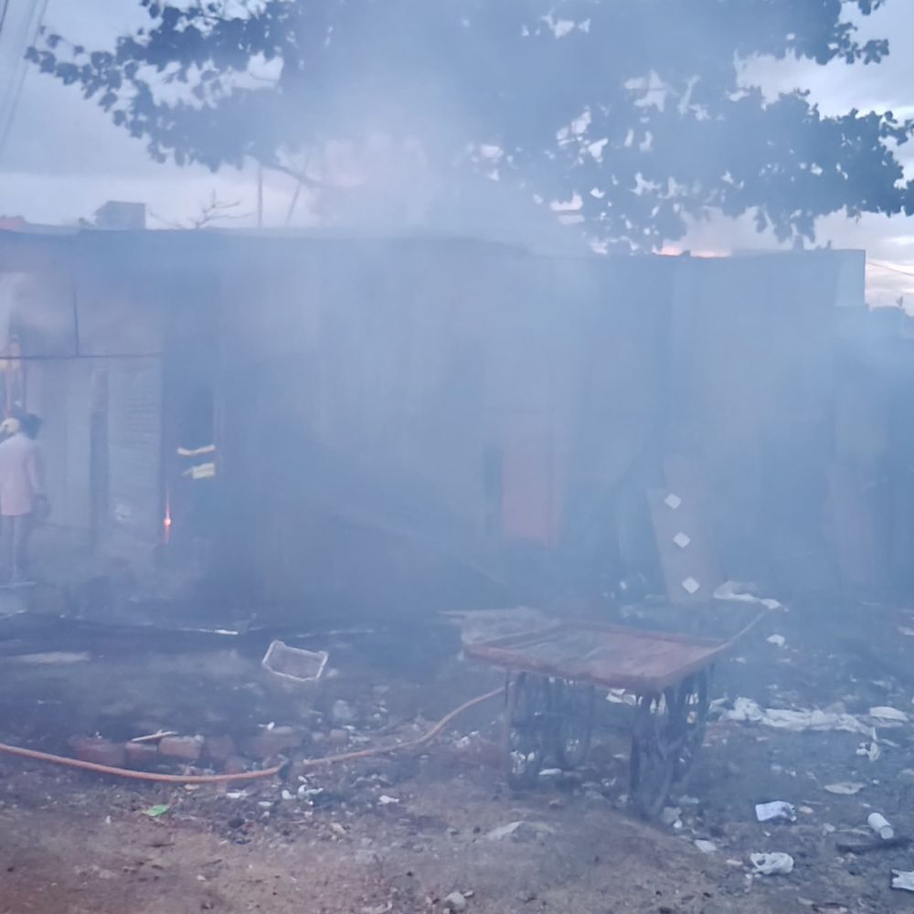 मुकुंदनगरमध्ये भंगार दुकानाला भीषण आग; गॅस सिलिंडरचे स्फोट:  दोन दुकाने, घर जळून खाक; नागरिकांमुळे जीवितहानी टळली - Chhatrapati Sambhajinagar News