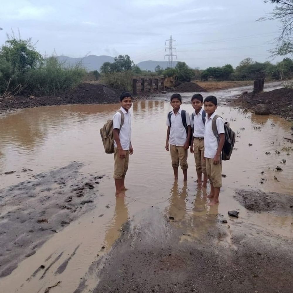 टाकेद-वासळी रस्त्याचे काम ठप्प; विद्यार्थ्यांची गुडघाभर पाण्यातून वाट:  तीन महिन्यांपासून खोदकाम जैसेथेच; आमदारांच्या सूचनांना केराची टोपली‎ - Nashik News