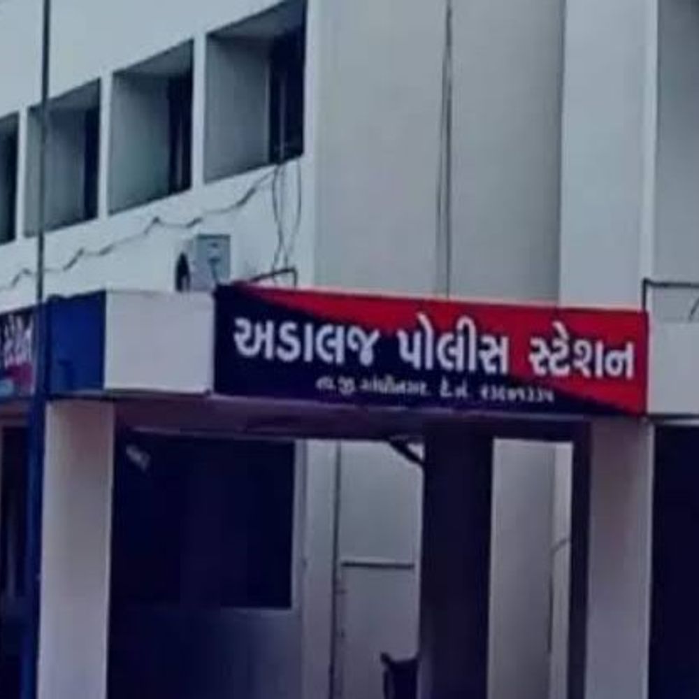 અડાલજના Domino's Pizza સ્ટોરમાં સહકર્મચારી દ્વારા પર્સમાંથી રૂ. 74,000ની સોના-ચાંદીની વીંટીઓ અને રોકડની ચોરી.