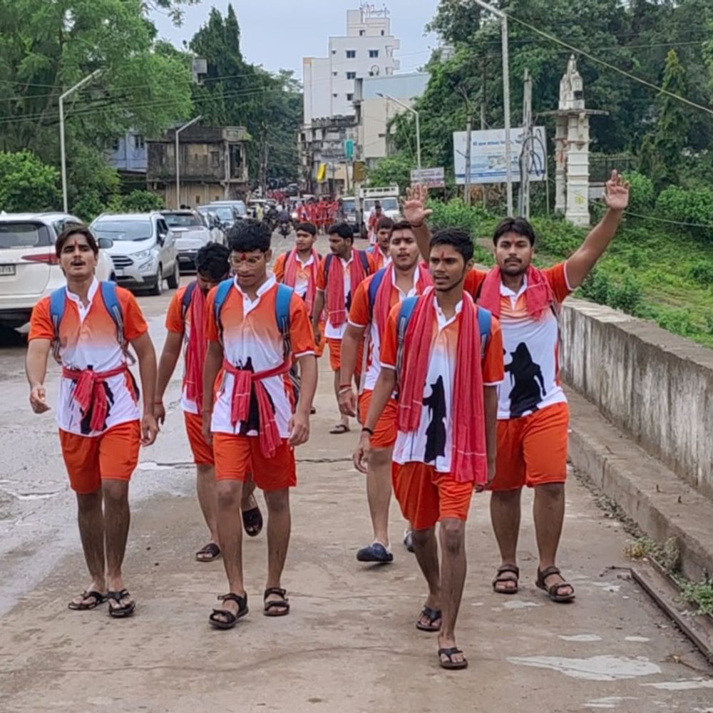 ચાણોદથી વડોદરા કાવડયાત્રા: 125 યુવાનો પગપાળા મોટનાથ મહાદેવ રવાના, નર્મદા જળથી અભિષેક કરશે.