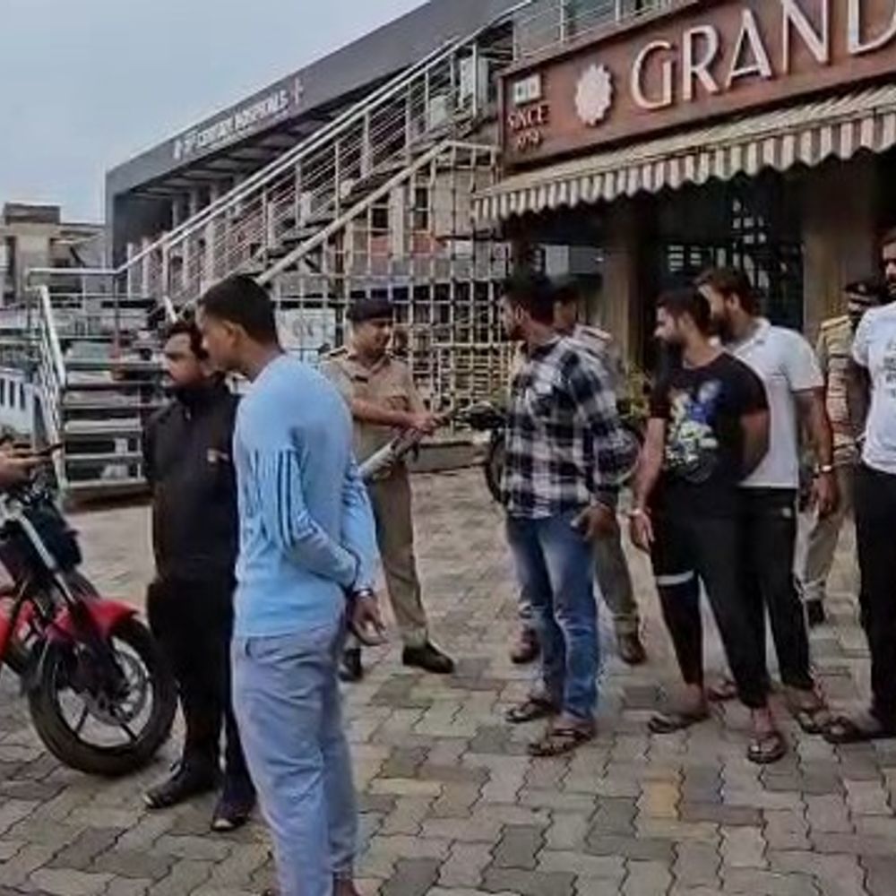વાપી જીમ મારામારી : લેગ મશીન વિવાદમાં 6 આરોપીઓની ધરપકડ બાદ પોલીસે ઘટનાનું રિકન્સ્ટ્રક્શન કર્યું.