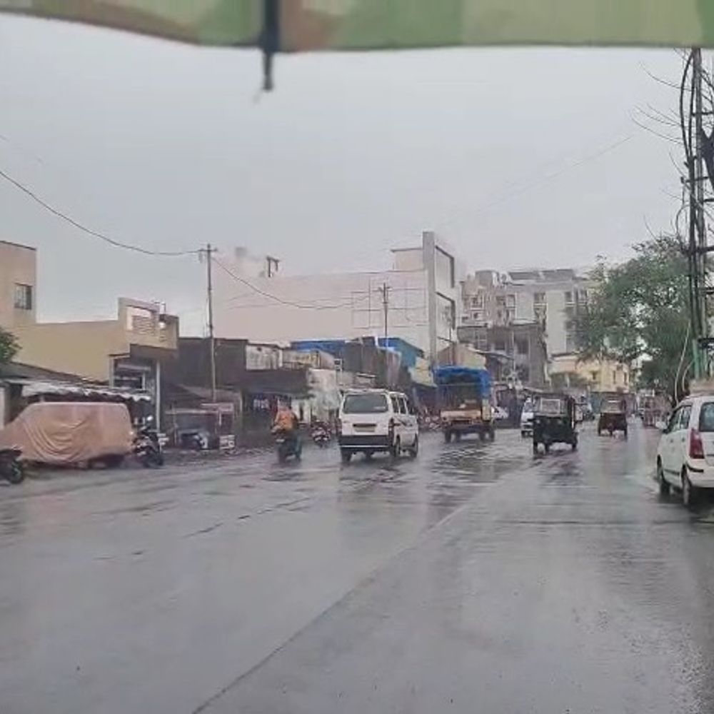 નવસારીમાં વરસાદનું આગમન: તીઘરા જકાત નાકા, સર્કીટ હાઉસ, ઇટાડવામાં ધીમી ધારે વરસાદથી ગરમીમાં રાહત.