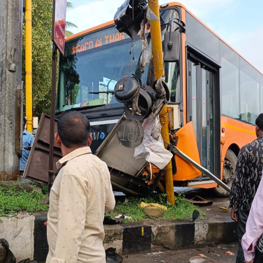 પાંડેસરામાં BRTS બસનો અકસ્માત: ડ્રાઈવર દ્વારા સ્ટિયરિંગ પરનો કાબૂ ગુમાવતા, જાનહાનિ ટળી.