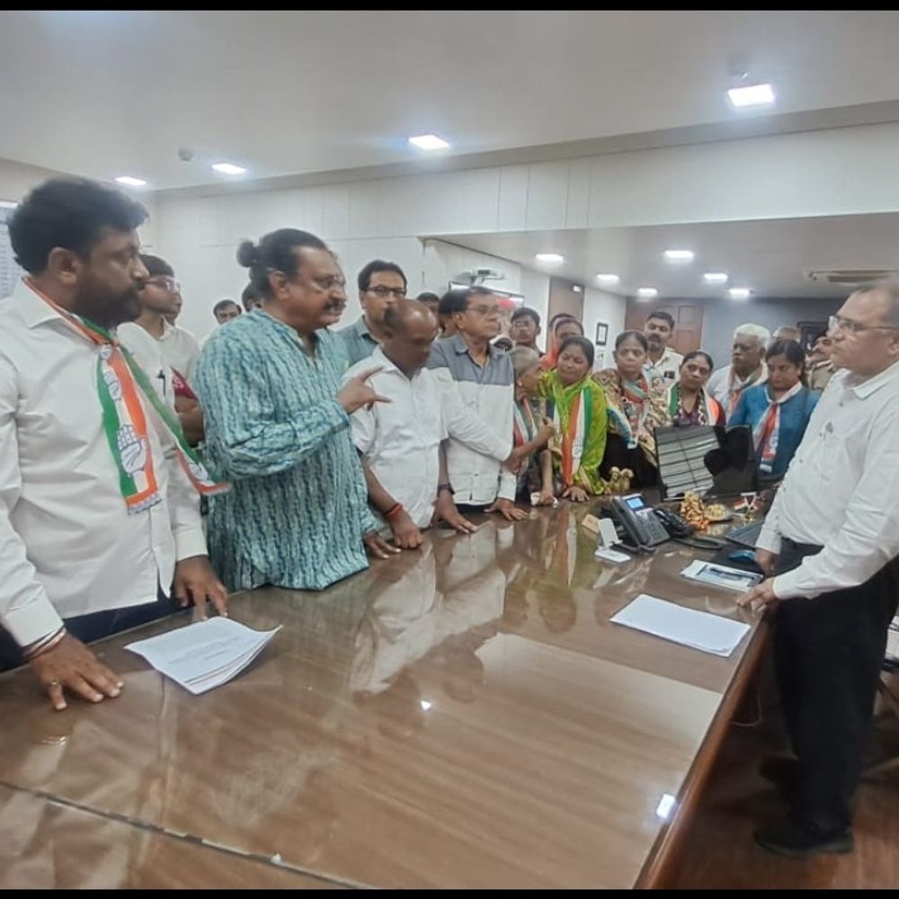 રાજકોટ કોંગ્રેસનું RMCમાં પ્રદર્શન: ભ્રષ્ટાચાર બંધ કરવા સૂત્રોચ્ચાર અને ખાડા, ફાયર સેફ્ટી, પૂર્ણતા મુદ્દે 11 દિવસનું અલટીમેટમ.