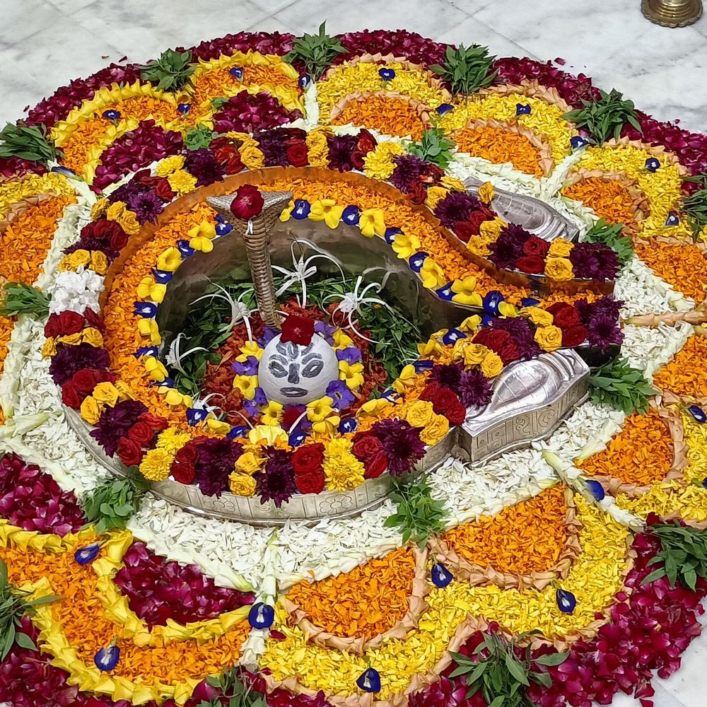 શ્રાવણ માસનો પ્રારંભ: ગાંધીનગર 'હર હર મહાદેવ'ના નાદથી ગુંજ્યું, શિવાલયોમાં ભક્તોની ભીડ, આ પવિત્ર માસ 23 ઓગસ્ટ સુધી ચાલશે.