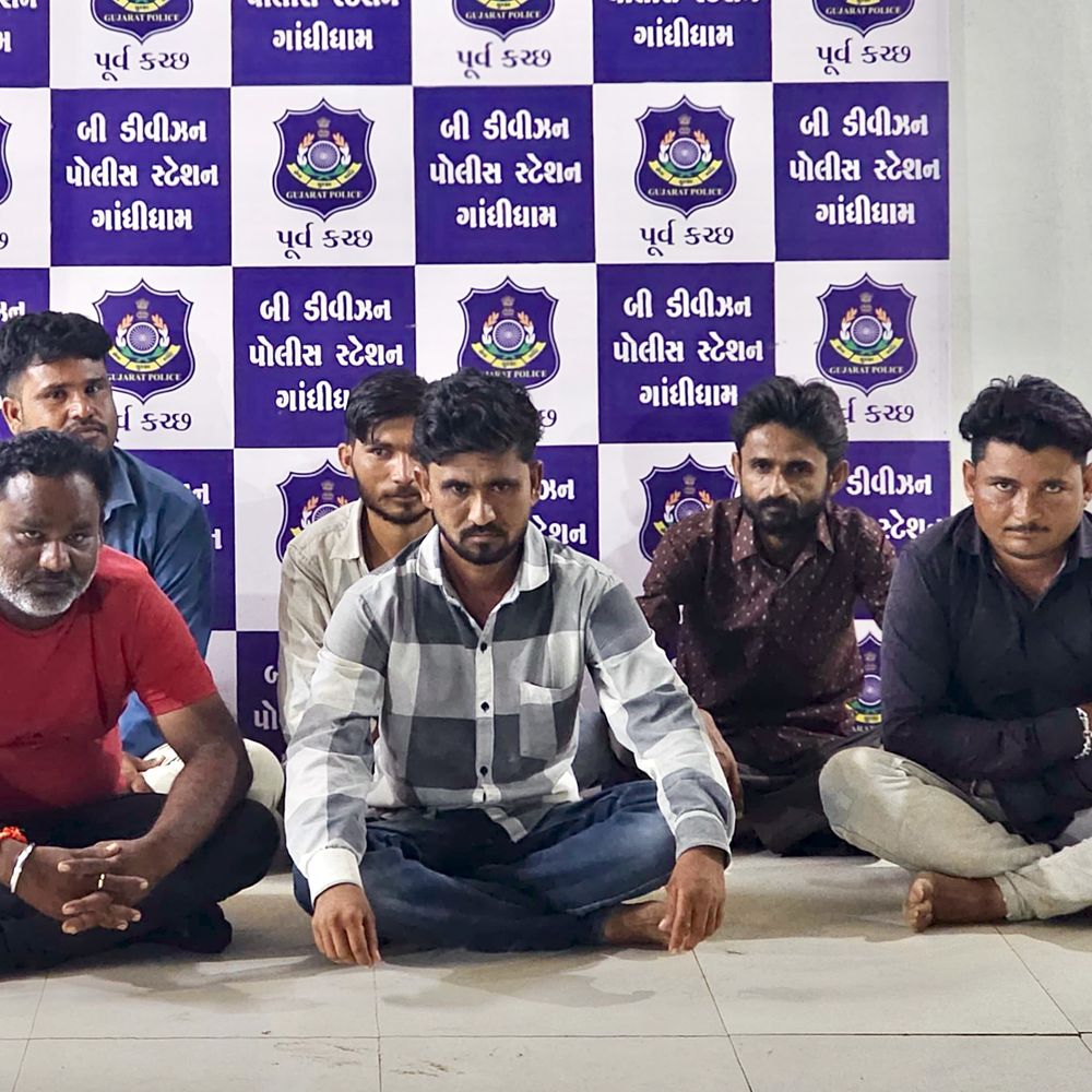 ગાંધીધામ 'બી' ડિવિઝન પોલીસે કાર્ગો વિસ્તારમાંથી જુગાર રમતા 6 શખ્સોને રૂ.12,850 સાથે ઝડપી પાડ્યા.
