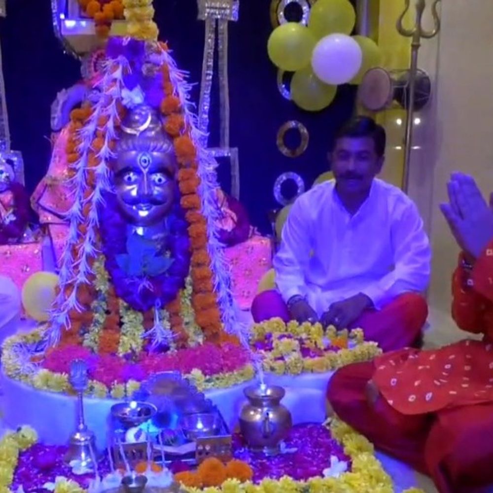 આજથી શ્રાવણ માસનો પ્રારંભ: ધ્રાંગધ્રાના 140 વર્ષ જૂના ફુલેશ્વર મહાદેવ મંદિરમાં દર સોમવારે અલગ અલગ શણગાર થાય છે.