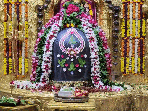 સોમનાથમાં શ્રાવણના પ્રથમ દિવસે ભક્તોનો સાગર: પ્રથમ જ્યોતિર્લિંગ મહાદેવ મંદિરે ભીડ, વાતાવરણ ભક્તિમય, 30 દિવસીય શિવોત્સવનો પ્રારંભ.