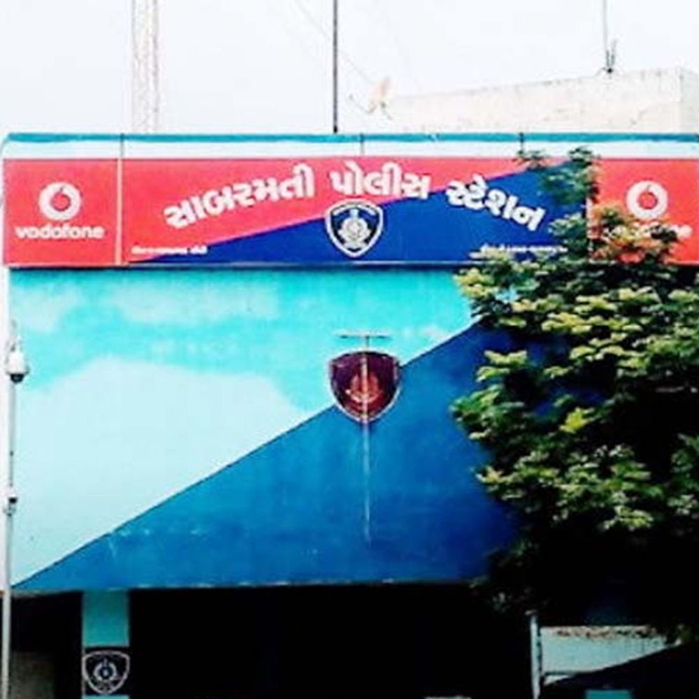 વેપારીને સોનાની ચેઇનના નામે ઠગાઇ: 120 ગ્રામના બદલે નકલી ચેઇન પધરાવી ₹6 લાખ પડાવ્યા, ફરિયાદ નોંધાઈ.