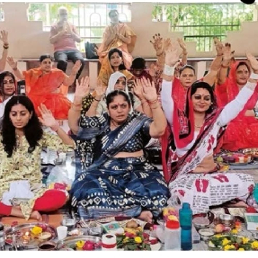 શ્રાવણ માસ: મકરપુરામાં 50 મહિલાઓ દ્વારા 221 પાર્થિવ શિવલિંગ પૂજન આયોજિત કરવામાં આવ્યું.