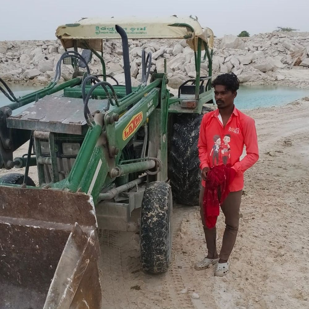 ચોટીલા-થાનગઢ રોડ પર ગેરકાયદે ખનન પર કાર્યવાહી, 35 લાખના લોડર અને ડમ્પર જપ્ત.