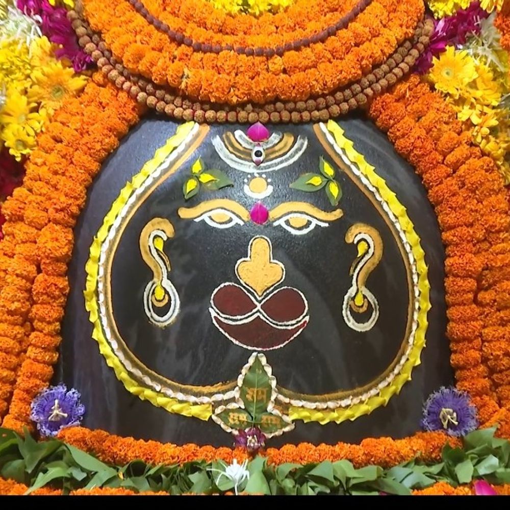 શ્રાવણ માસમાં સોમનાથ મહાદેવનું અનોખું શૃંગાર: જ્યોતિર્લિંગને Hanumanjiના રૂપમાં સજાવટ અને ભક્તોએ દર્શન કર્યા.