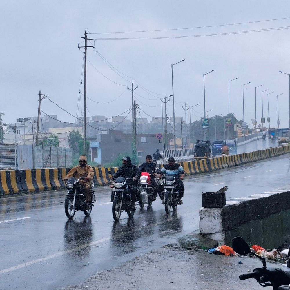 ગોધરામાં મોડી રાત્રે વરસાદ શરૂ: શહેર અને ગ્રામ્ય વિસ્તારોમાં સાર્વત્રિક વરસાદ, ખેડૂતોએ વાવણી શરૂ કરી. "Farmers started sowing."
