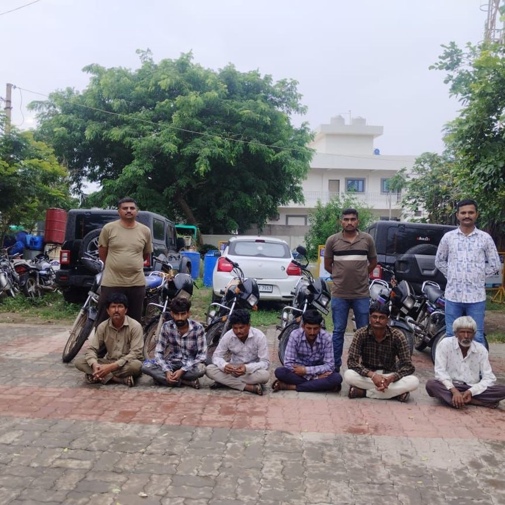 સાયલા પોલીસ રેડ: ચિત્રાલાકમાં જુગાર રમતા 7 ઝડપાયા, 5 ફરાર, રૂ. 1.91 લાખનો મુદ્દામાલ જપ્ત.