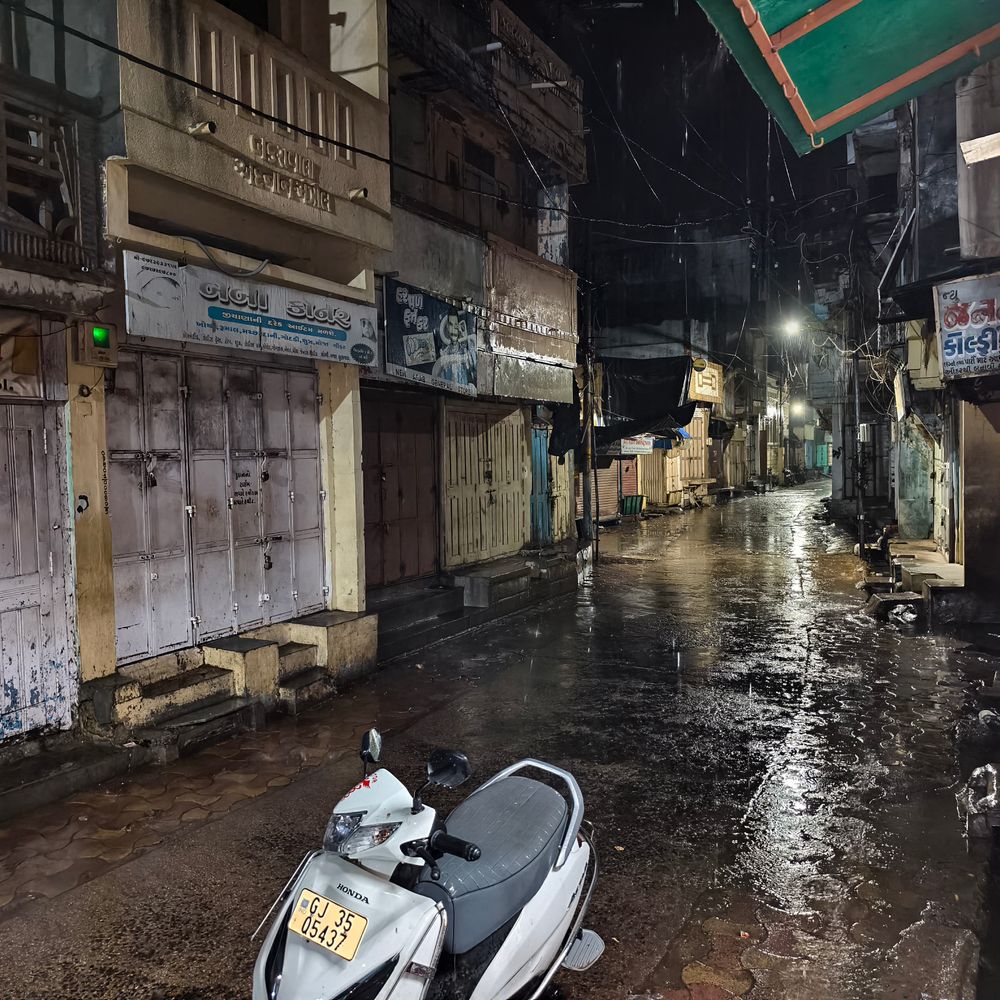 લુણાવાડામાં 4 ઇંચ વરસાદ: મહીસાગર જિલ્લામાં છેલ્લા 12 કલાકમાં ધોધમાર વરસાદથી લોકોને રાહત મળી.