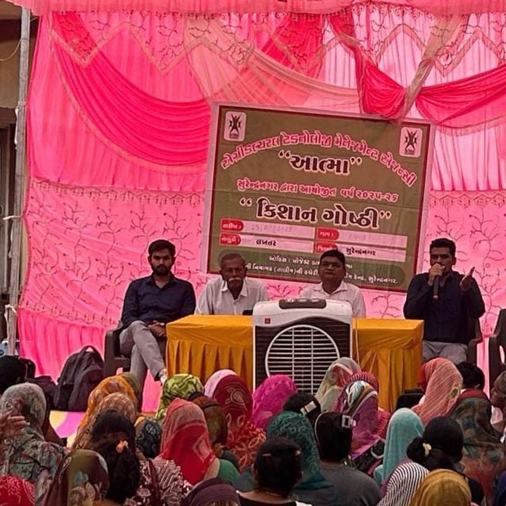 લખતરના ઘણાદ ગામે પ્રાકૃતિક કૃષિ ગોષ્ઠીમાં ખેડૂતોને પ્રાકૃતિક ખેતીના ફાયદા અને જમીનની ફળદ્રુપતા વધારવા અંગે સમજ અપાઈ.