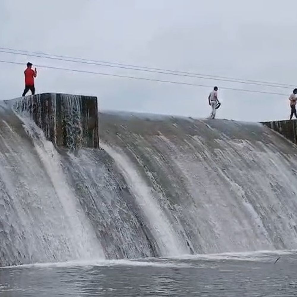હિંમતનગર હાથમતી પીકઅપ વિયર ઓવરફ્લો: પ્રતિબંધ છતાં સેલ્ફી લેવા યુવકોની ભીડ, પોલીસ આવતા ભાગ્યા.