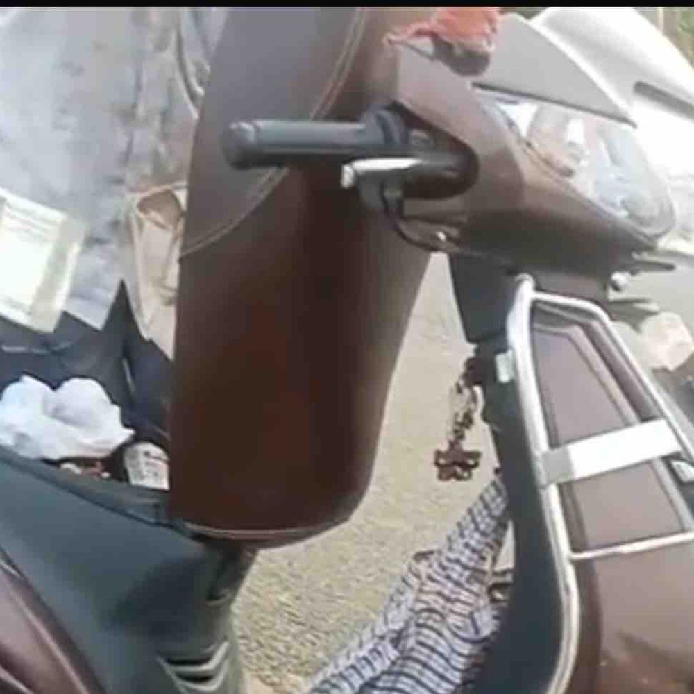સમીમાં દારૂ ડિલિવરીનો viral વીડિયો: મહેશે રાજસ્થાનથી પીવા માટે દારૂ લાવ્યો હોવાની કબૂલાત કરી, પોલીસનું નામ ખોટું વપરાયું.