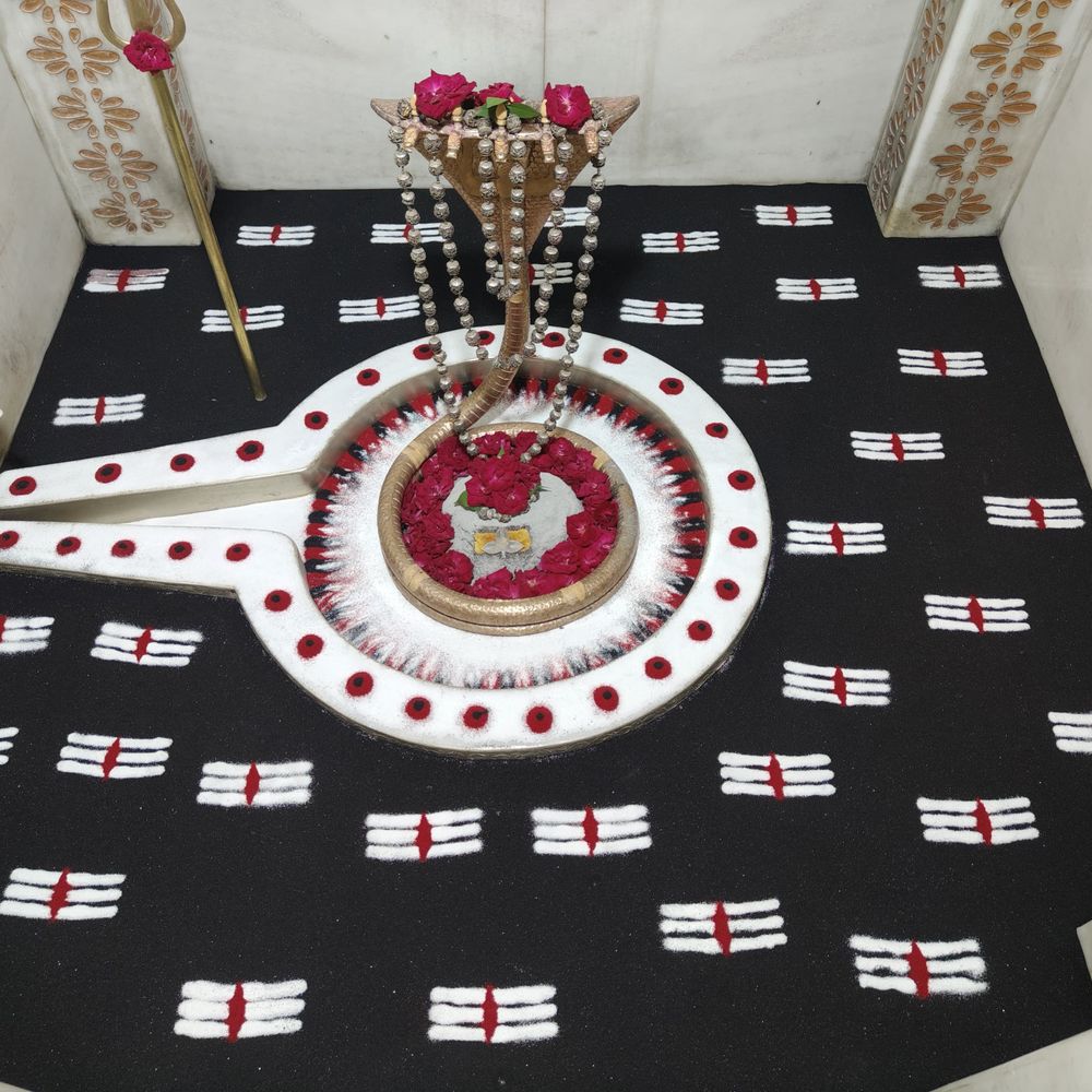 રાયગઢના વૈજનાથ દાદાને શ્રાવણ માસના બીજા દિવસે 5 કિલો રંગથી રંગોલીનો ત્રિપુંડ શણગાર.