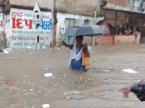 ભારે વરસાદ: અમદાવાદ જશોદાનગર ડૂબ્યું, સિદ્ધપુરમાં 200 ઘર પાણીમાં, NH પર ટ્રાફિકજામ અને વરસાદી તબાહીના 10 VIDEO.