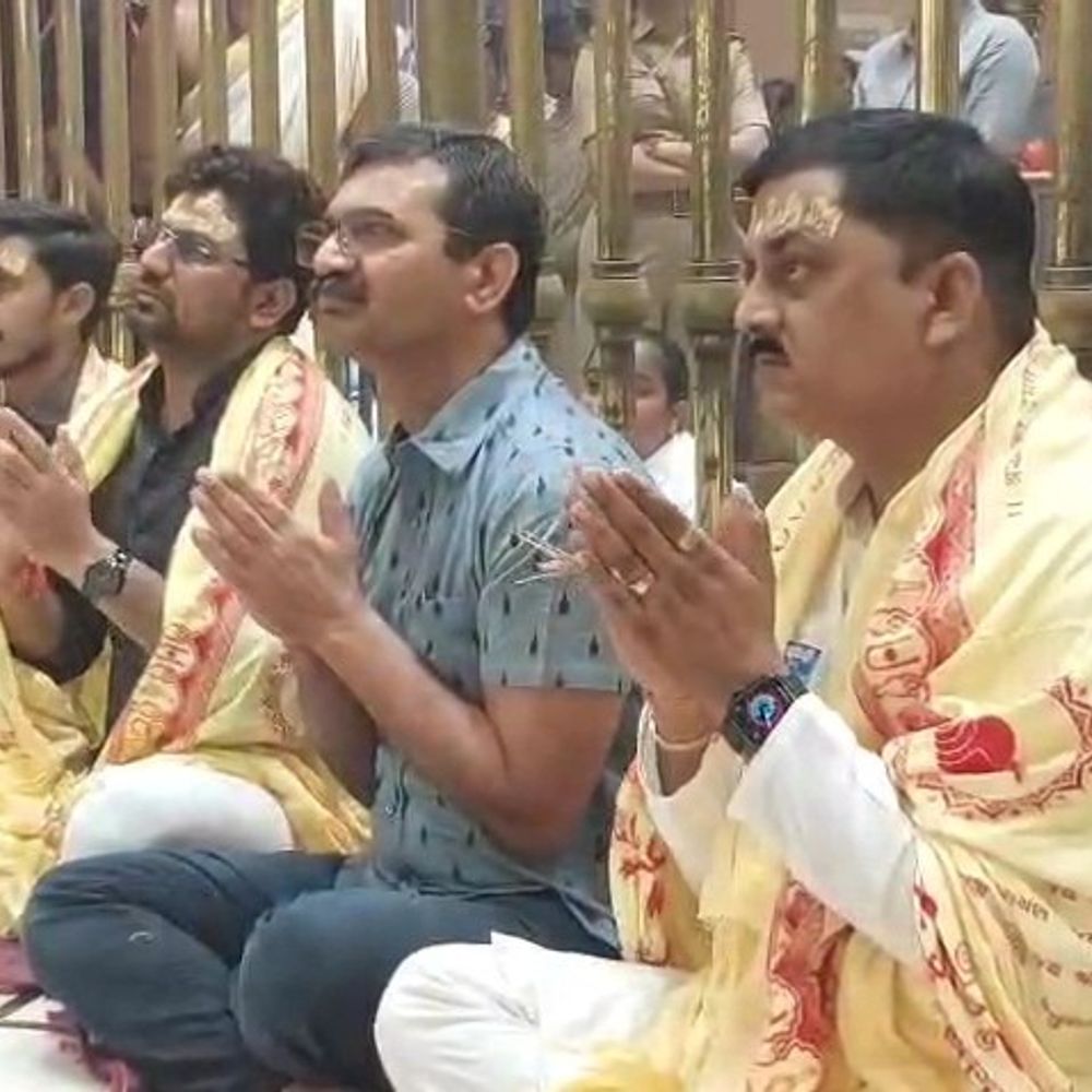 સાળંગપુર હનુમાનજી મંદિરે DGP વિકાસ સહાય પરિવારે દર્શન કર્યા, કોઠારી સ્વામીએ રક્ષા પોટલી અને તલવાર ભેટ આપી.
