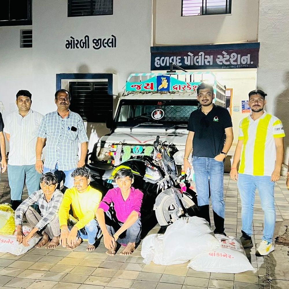 હળવદ: બોલેરોમાંથી 350 લિટર દેશી દારૂ ઝડપાયો, પાયલોટિંગ કરતા ત્રણ આરોપીઓની ધરપકડ.