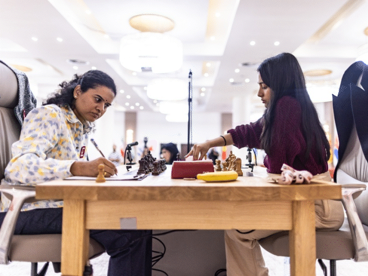 FIDE મહિલા વર્લ્ડ કપ: હમ્પી-દિવ્યાનો પ્રથમ મુકાબલો ડ્રો; પહેલીવાર બે ભારતીય ખેલાડીઓ ફાઇનલમાં રમ્યા.