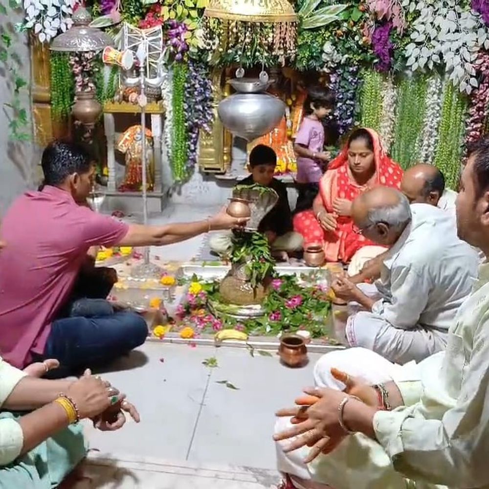 શ્રાવણના પ્રથમ સોમવારે ભવનાથ મંદિરમાં ભક્તોની ભીડ: હજારો ભક્તોએ દર્શન કર્યા, મંદિર પરિસર 'હર હર મહાદેવ'ના નાદથી ગુંજ્યું.