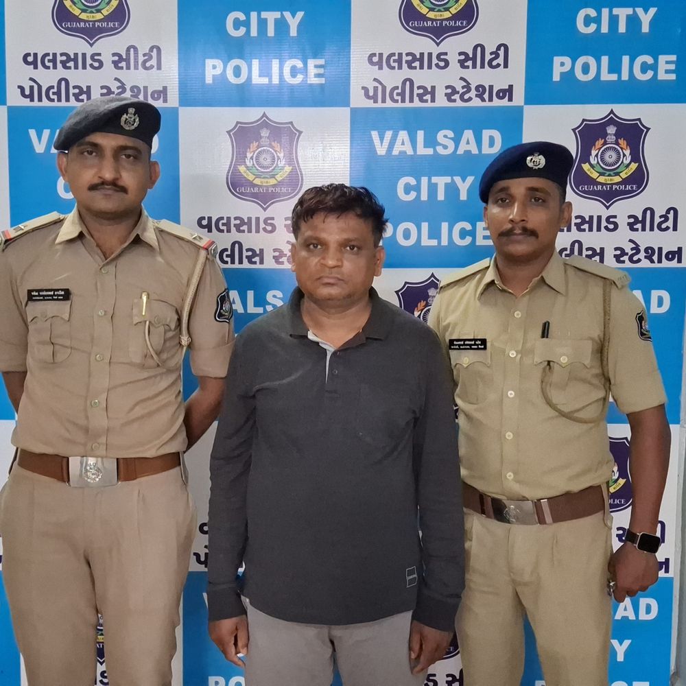 લૂંટેરી દુલ્હન ગેંગનો મુખ્ય સૂત્રધાર હિતેશ કાપડિયા વલસાડ પોલીસે ઝડપ્યો, જે બે વર્ષથી IPC હેઠળ ફરાર હતો.