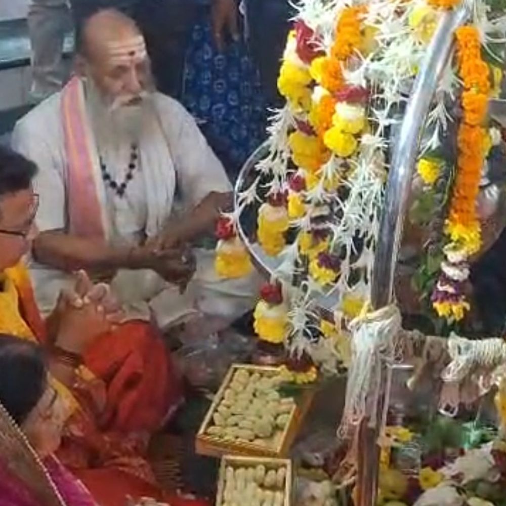 આજે શ્રાવણનો પ્રથમ સોમવાર: મંદિરો 'હર હર મહાદેવ' નાદથી ગુંજી ઉઠ્યા, ઈચ્છાનાથ મંદિરે Police Commissionerએ પૂજા કરી.