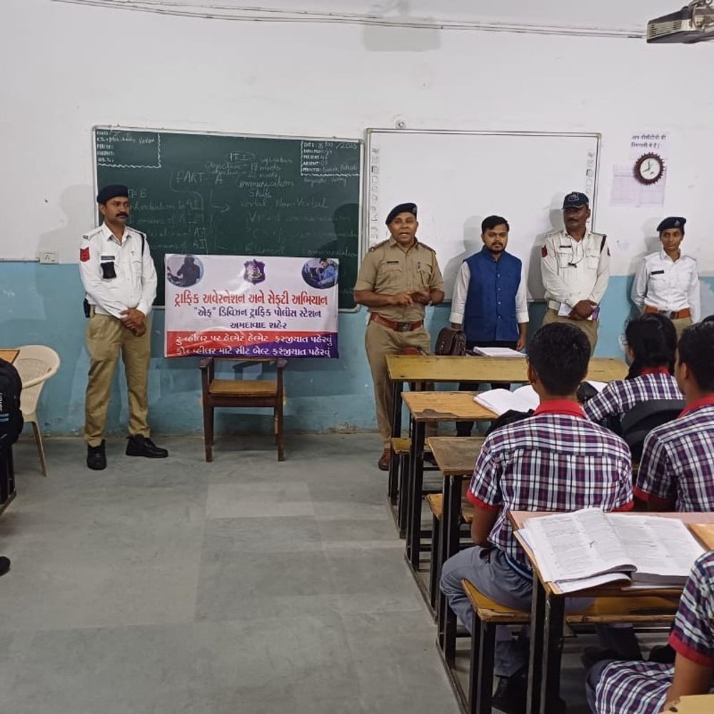 રોંગ સાઇડ ડ્રાઇવ બાદ સ્કૂલોમાં ટ્રાફિક અવેરનેસ: વિદ્યાર્થીઓને નિયમ સમજાવી શપથ લેવડાવ્યા.