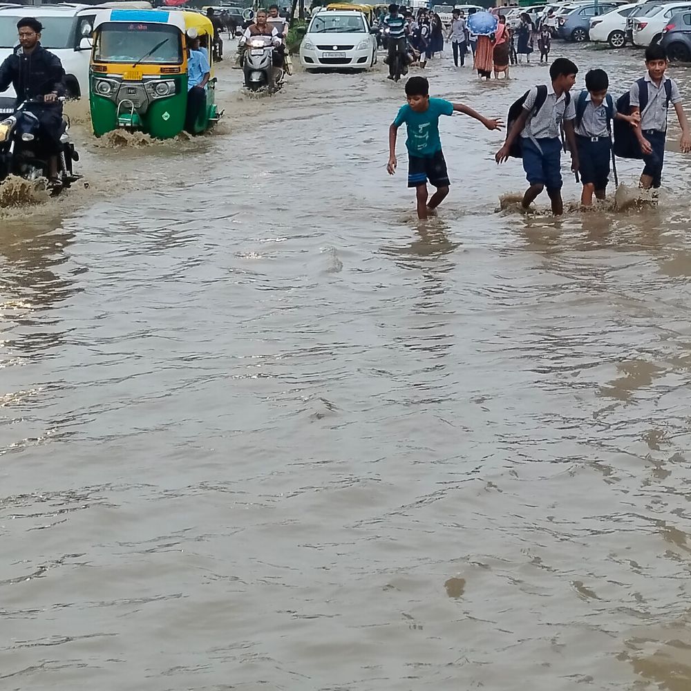 AI ટેકનોલોજીના દાવા છતાં અમદાવાદના સિંધુભવન રોડ પર CCTV કેમેરા અને વરસાદી પાણીની લાઈનોનો અભાવ.