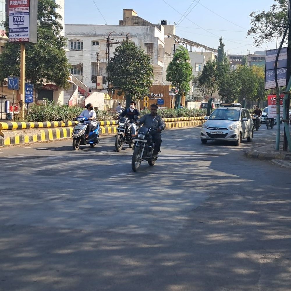 હેલ્મેટ ફરજિયાત મુદ્દે કોંગ્રેસનું આંદોલન: 'ખરાબ રસ્તા અને ટ્રાફિક સમસ્યા દૂર કરો', સરકાર તિજોરી ભરવા માંગે છે.