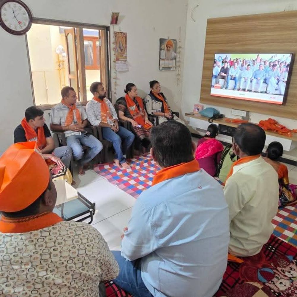ધરમપુર MLAની ઉપસ્થિતિમાં મન કી બાત કાર્યક્રમ કાર્યકરો દ્વારા નિહાળવામાં આવ્યો.