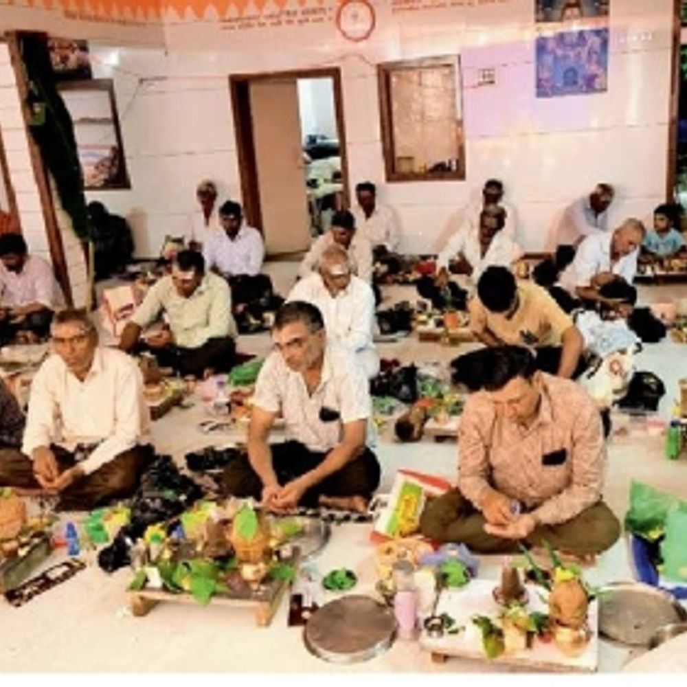 શિવલિંગની મહાપૂજા: નિર્દોષાનંદજી સંન્યાસ આશ્રમમાં શિવલિંગની મહાપૂજાનું આયોજન.