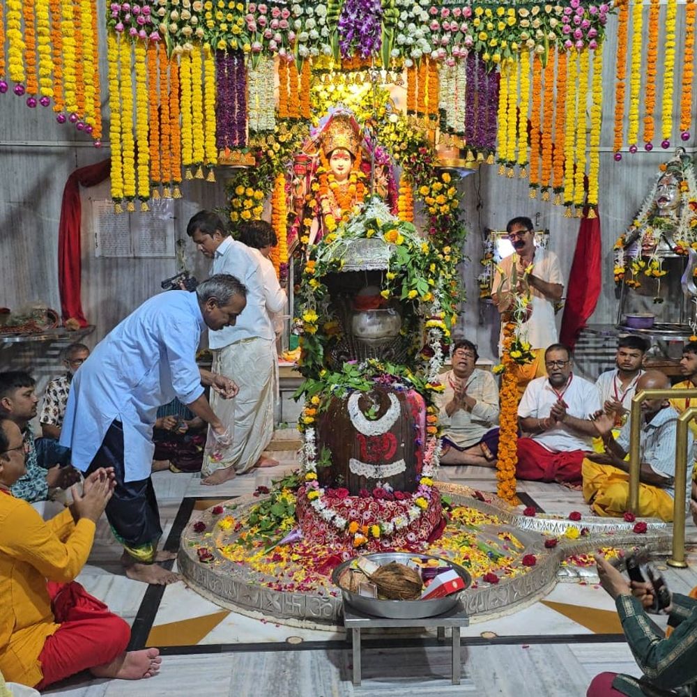 બીલીમોરાના મીની સોમનાથ મંદિરે શ્રાવણના પ્રથમ સોમવારે ભક્તોની ભારે ભીડ, વહેલી સવારથી દર્શનાર્થીઓ ઉમટ્યા.