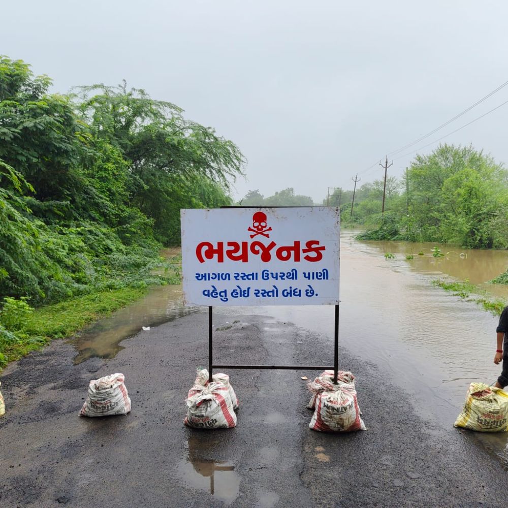 રાતે વાહનો ફસાયા: ચલીન્દ્રા રોડ પાણીમાં ગરકાવ, વાહનો ફસાયા, તંત્રએ રોડ બંધ કરતાં વાહનચાલકોને 15 કિમીનો ફેરો.