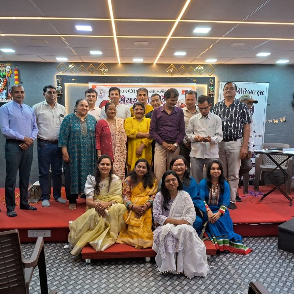કલરવ ટ્રસ્ટનું આયોજન: અમદાવાદમાં 'સૈયર મોરી રે' કાવ્ય ગોષ્ઠીમાં 40 સાહિત્યપ્રેમીઓ, જેમાં કવિઓએ કાવ્યો રજૂ કર્યા.